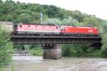 1016 035-8 und 1144 072-6 am 17.Mai 2014 vor einem Gterzug auf der Brcke ber den Mrzbogen bei Kapfenberg.