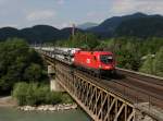 Die 1016 005 mit einem Autozug am 21.06.2014 bei der Überfahrt über die Salzach bei Golling.