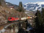 Die 1016 007 und die 1144 070 mit einem Güterzug am 10.01.2015 unterwegs bei Bad Hofgasten.