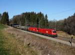 Die 1116 034 und die 1016 019 mit einem Güterzug am 24.12.2015 unterwegs bei Rückstetten.