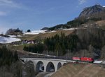 Am 27.02.2016 ziehen 1016 009 und 1144 235 leere Wagen der Gattung Laeks die Arlbergbahn Westrampe hinauf.