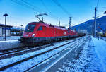 1016 018-4 und 1116 137-1 fahren mit einem Mischer durch den Bahnhof Spittal-Millstättersee, den Tauern entgegen.