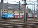 Es ist nicht leicht im Mastenwald des Linzer Hbf  Fotos zu schiessen.Am 16.06.2008 hab ich es trotzdem  probiert.Dabei war es die 1016 023 welche in   einigermassen fotogener Position eine CS-Garnitur