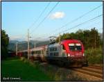 Mit an dieser Stelle 130 km/h Streckenhchstgeschwindigkeit fhrt die Werbelok 1016 047  Wiener Stdtische  ihrem nchsten Halt Zeltweg entgegen.