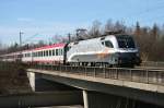 Der Railjet Taurus 1016 034 mit EC 67 am 18.03.2009 zwischen Haar und Vaterstetten.