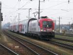 1016 047-1 Wiener Stdtische Werbetaurus kurz vor der Einfahrt auf Gleis 5 des Bahnhofes Wien Htteldorf, um dann weiter als Regionalzug nach Laa/Thaya zu fahren, 14.3.2007