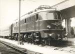 BB - 1018.08 aus Passau angekommen, mit dem Zug 51 Ostende-Wien Express - Wien Westbahnhof - 1960 - Foto J.J.