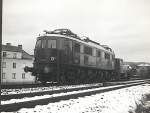 Auf der Wiener Verbindungsbahn, in Hietzing, ist die 1118.01 von der Diesellok 2062 gezogen.