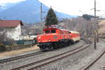 Am 1.3.2015 fährt die 1020 018 der Eisenbahnfreunde Lienz mit 3  Schlieren -Wagen (50 18 82-35 429-2 BDpoz, 80 81 97-32 958-0 Ap, 50 81 29-35 139-3 Bp) von Ebenfurth nach Lienz hier bei der