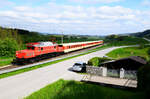 Die 1020.18 mit dem SüdbahnExpress (SEZ 14484) ist auf dem Weg von Summerau nach Linz kurz nach Kefermarkt.
19.05.2023.