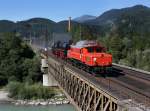 Die 1020 037 und die 01 533 am 18.08.2012 bei der berfahrt ber die Salzach bei Golling.