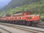 Doppeltraktion mit zwei BB E-Loks der BR 1020 vor einem schweren Gterzug in den 1980er Jahren an der Arlbergstrecke  im Bahnhof Landeck.(Archiv P.Walter)