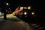 1020 018-6 hält mit dem SR 17403 (Salzburg Mülln-Altstadt - Spittal-Millstättersee - Lienz) im Bahnhof Greifenburg-Weißensee.