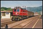 1040 009 fährt am 13.06.2002 mit einem kurzen Güterzug durch die Haltestelle Oberaich.