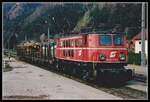 1040 010 verschiebt am Freiladegleis in Pernegg zwei Holzwagen. Das Bild entstand am 25.03.2002, der Bahnhof war damals noch nicht umgebaut.