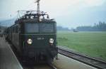 Zugbegegnung im Bahnhof Haus im Ennstal: Das Foto von 1041.07 wurde im August 1980 aus dem kreuzenden Gegenzug in Richtung Schladming aufgenommen