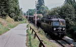 Auf der Ossiacherseestrecke bei Sattendorf ist 1042.18 im Sommer 1981 unterwegs