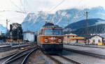 1042.550 fährt im September 1986 mit einem Regionalzug in Bischofshofen ein