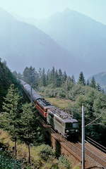 Auf dem 1999 durch einen Tunnel ersetzten Streckenabschnitt Kaponig - Mallnitz der Tauernbahn-Südrampe ist am 13.09.1979 eine 1042-Doppeltraktion mit einem Schnellzug unterwegs