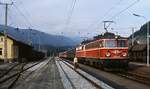 Ein 1042-Doppel mit der damals noch ziemlich neuen 1042.589 an der Spitze trifft im August 1980 mit einem Regionalzug in Judenburg ein.