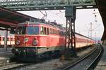 05.05.1991, Salzburg Hauptbahnhof, Lok ÖBB 1042 650-0 steht mit einem Personenzug abfahrbereit in Richtung Bischofshofen.