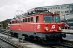 ÖBB 1042 002 lauft am 26 Mai 2002 um in Wien West.