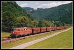 1042 501 fährt am 13.06.2002 mit einer Garnitur von leeren Erzwagen zwischen Bruck an der Mur und Pernegg Richtung Süden.