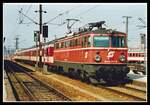 1042 047 fährt am 18.09.1995 mit R2015 in St.Pölten Hbf.