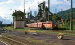 Im September 1997 verlässt 1042 512-2 Leoben-Donawitz, im Hintergrund die Hochöfen der VOEST-Alpine