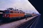 Ellok 1042.18 der ÖBB im Bahnhof von Villach, 08.08.1984.