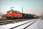 Leider war die Sonne schon hinter den Bergen verschwunden, als die 1042 020 mit diesem Gterzug in Zeltweg duchfuhr.