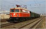 E-Lok 1042 23 fhrt mit EZ 7390  Leiser Berge  von Wien Sdbf-Ostseite nach Korneuburg.