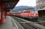 1042 013 fhrt am 10.11.2009 mit einem Gterzug durch Bruck/Mur.