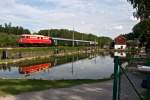 1042.023 mit SE 17156 von Wien FJB nach Melk, am 15.06.2013 beim Fischteich kurz vor Kritzendorf.