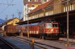 1042.14 steht Mitte der 90er Jahre mit einem Regionalzug abfahrtbereit im Hauptbahnhof Villach