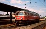 Schon in neuer Farbgebung, aber noch mit altem ÖBB-Emblem wurde die 1042.544 im August 1981 im Klagenfurter Hauptbahnhof angetroffen