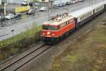 ÖBB 1042.23 am 07.Dezember 2014 vor dem SLP 17703 bei der Hst.