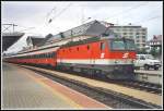 Die Wiener 1044 290 luft am Zugschluss eines InterCity Richtung Zell am See mit. Aufgenommen im Sommer 2000 in Wrgel.
