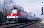 13.04.1993, Eurocity 63  Bela Bartok  mit dem  Wagensatz der ungarischen MAV (Danke Josef)  hat den Bahnhof Freilassing verlassen und befindet sich auf der Fahrt in Richtung Salzburg Hbf kurz vor der