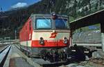 ÖBB 1044 202 wartet auf den nächsten Einsatz.(Bahnhof Brenner, 23.08.2001); digitalisiertes Dia.