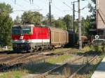 1044 011 mit gemischten Gterwaggons hat soeben die Betriebsgleise der Papierfabrik Nettingsdorfer verlassen und ist auf dem Weg, um sich auf Gleis 1 des Bahnhofes Nettingsdorf abzustellen.