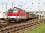 1044 109 hat mit einem Gterzug gerade Wels Hbf durchfahren und biegt auf den Passauer Ast ab (18.8.2007)