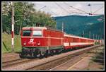 Am 14.06.2002 fährt 1044 085 mit einem Entlastungszug bei Oberaich durchs Murtal.