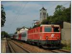 Eine der letzten fnf blutorangen Maschinen der Rh 1044 konnte ich am 18.08.2007 auf der FJB antreffen. Das Foto zeigt die 1044.040 mit dem REX 2114 „Waldviertel Kurier“ auf der Fahrt nach Gmnd bei der Durchfahrt in Greifenstein-Altenberg.