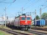 1044 093 eine der allerletzten blutorangen  Maschinen dieser Baureihe am 25.08.2007  bei der Durchfahrt in Wels.