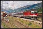 1044 112 mit EC668 in Hall in Tirol am 18.05.2004.