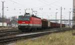 Leichtes Schneetreiben herrschte im Bahnhof Wels bei der Durchfahrt der 1044 013 mit einem Gterzug am 15.12.2007.