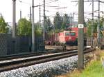 blutorange 1044 040 war am 19.7.2007 fr die werktglich stattfindende Verschubgterzugkette Nettingsdorf - Linz eingeteilt, und ist hier kurz nach der Ausfahrt aus Nettingsdorf zu sehen