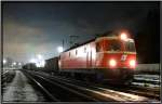 Die neu lackierte E-Lok 1044 040 in Blutorange steht mit einem Gterzug in Mrzzuschlag.
18.1.2008