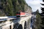 1044 096 berquert am 29.11.2008 mit IC535 das Krausel-Klause-Viadukt bei Breitenstein.